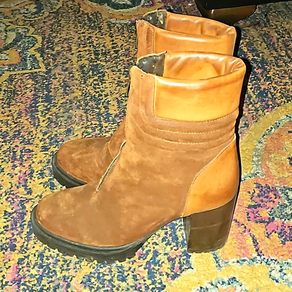 Italian leather Heeled zip up booties